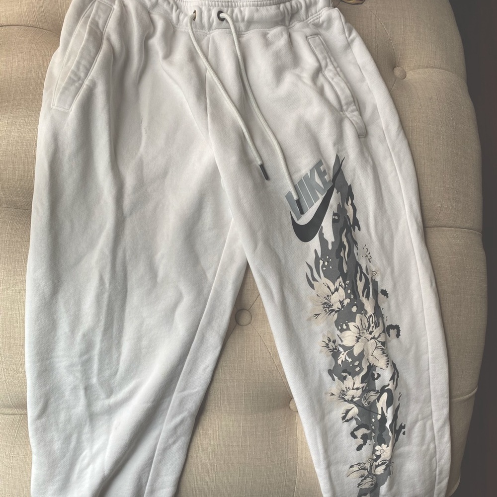 Nike woman’s white just do it sweat pants